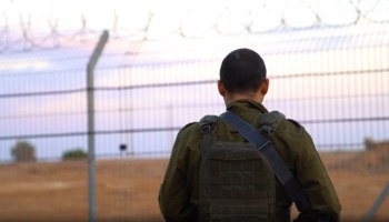 Забор на границе с сектором Газа чинят под прикрытием танков и авиации